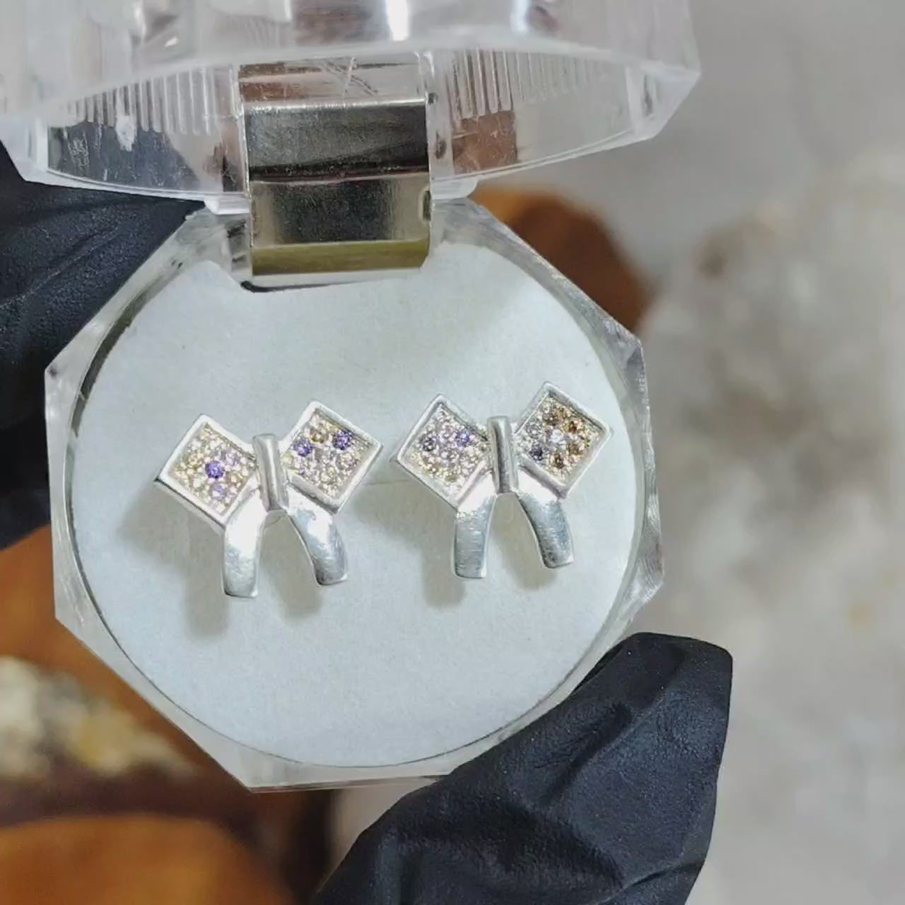 Aros pegados Moños incrustados con micro circones de colores.