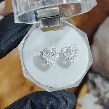 Aros pegados Corazón con incrustaciones de micro circones traslúcidos.