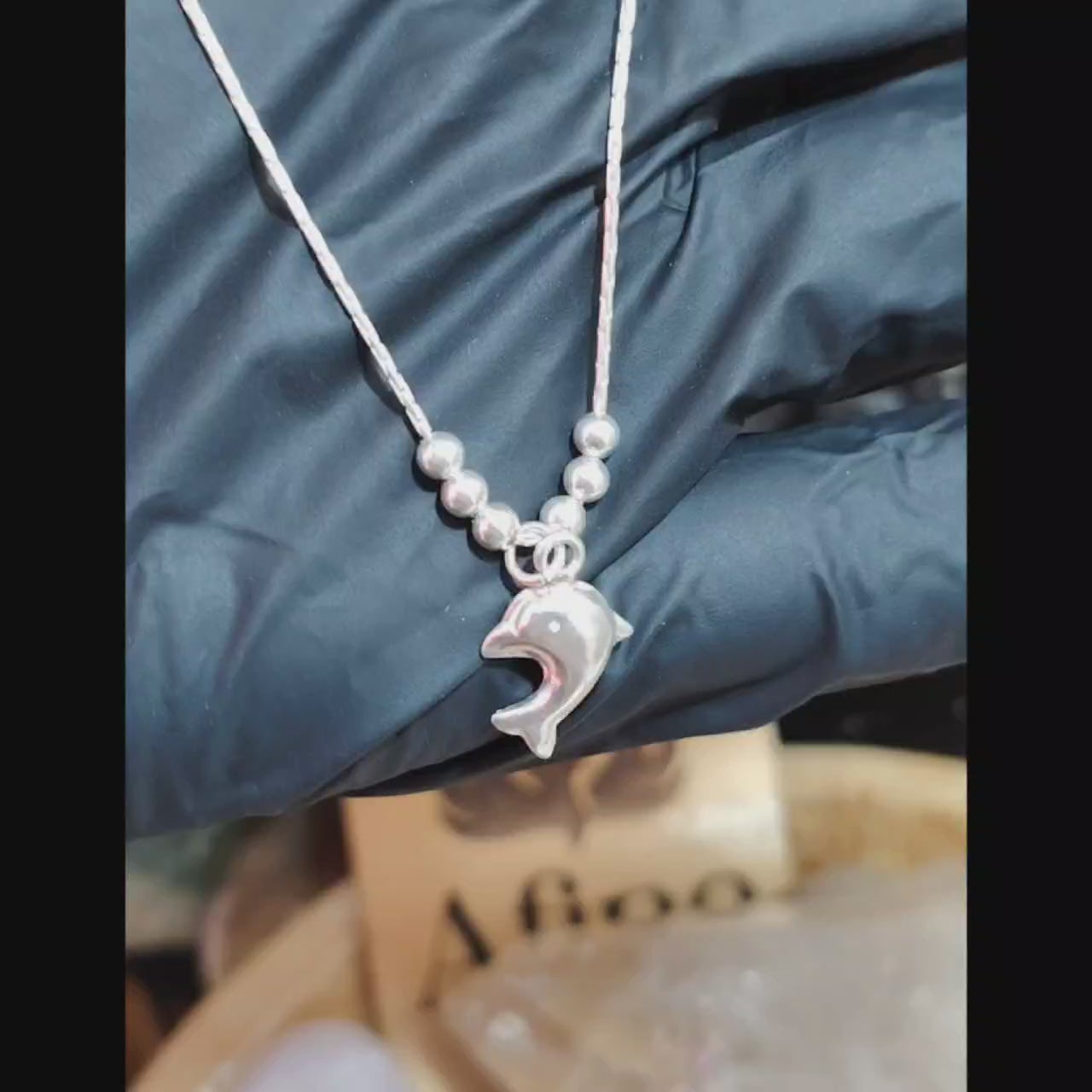 Collar con Esferas y Dije Delfín 47 cm
