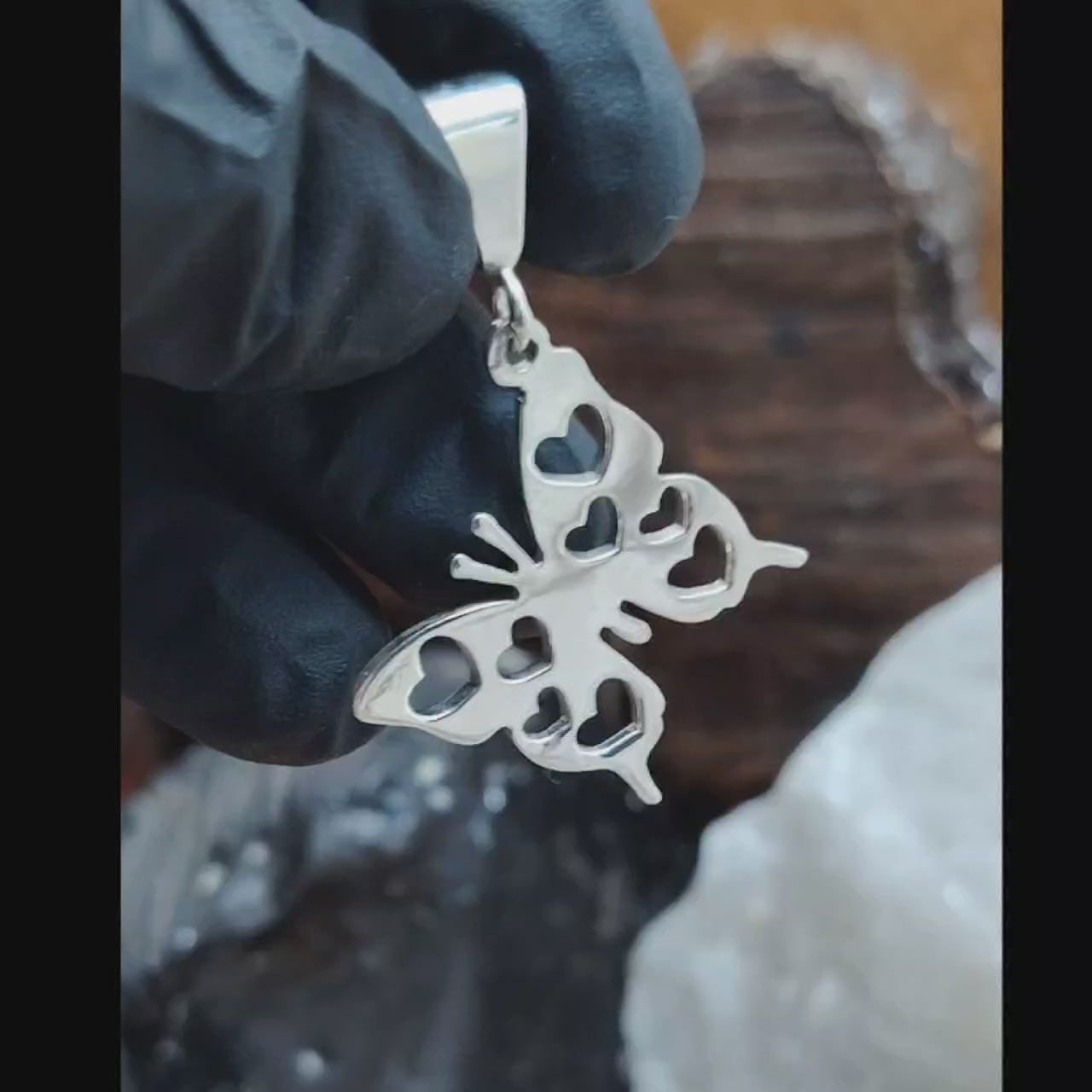 Dije Mariposa calada plata lisa.