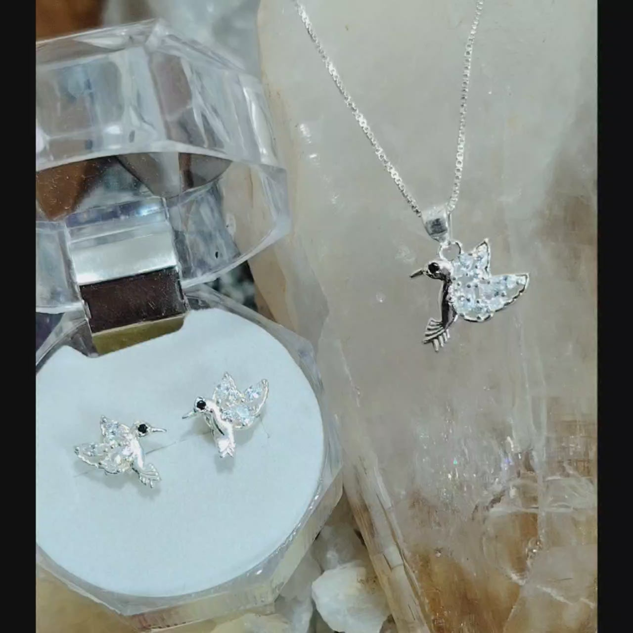 Conjunto Colibríes con incrustaciones de microcircones traslúcidos.