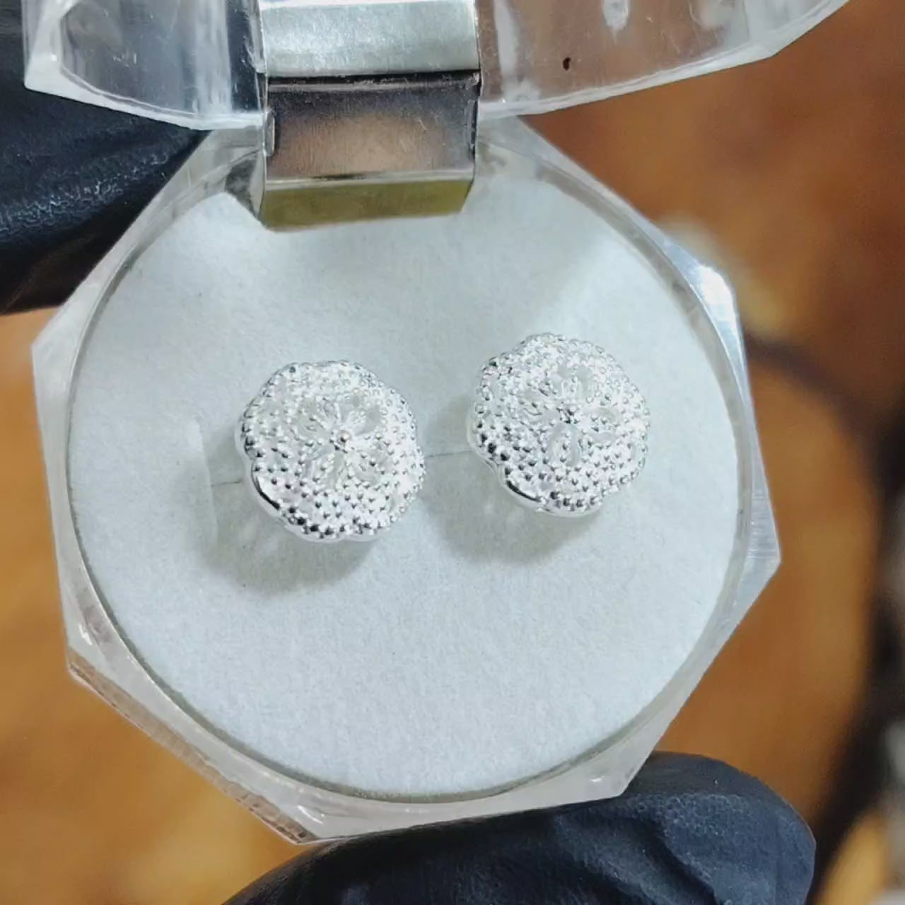 Aros pegados Mándala Floral puntillismo en Plata.