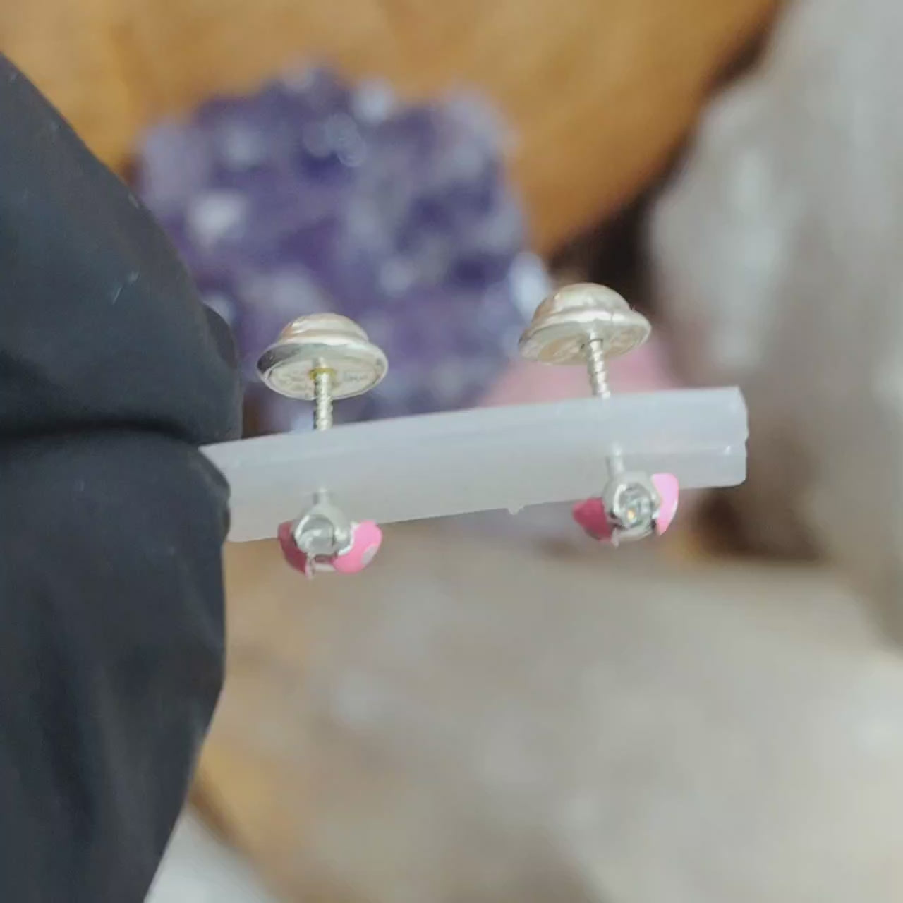Aros atornillados Chinitas Rosadas esmaltadas con Cristal traslúcido.