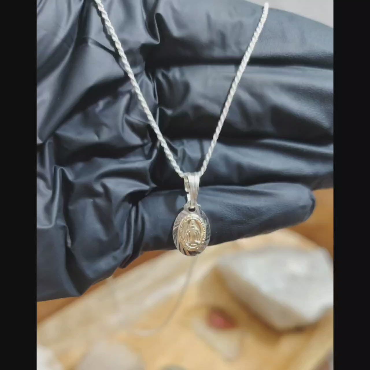 Collar con Dije Virgen María laminado con oro cadena Tourbillón 50 cm