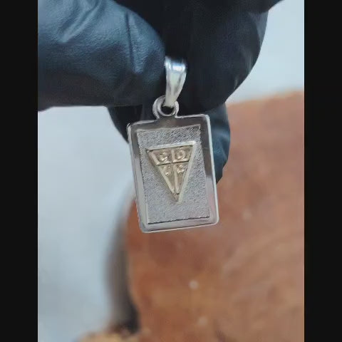 Dije de la de la Universidad Católica laminado con oro