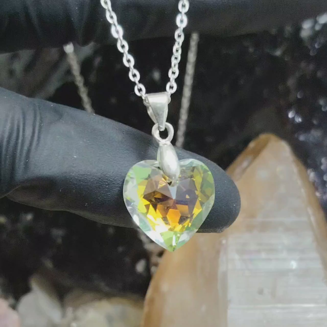 Collar con Dije Corazón Cristal reflectante Amarillo 44 cm