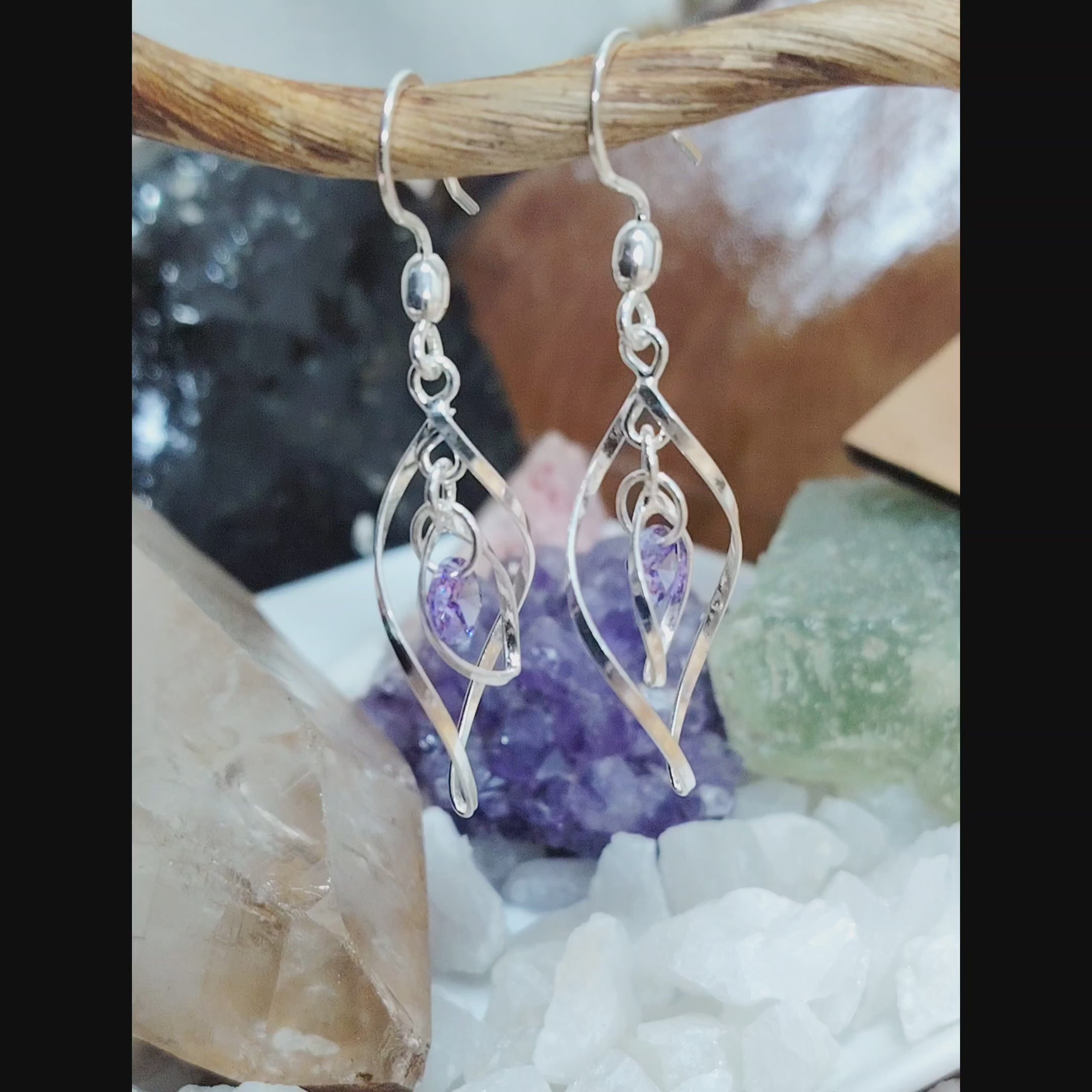 Aros largos de plata entrelazados con cristal morado