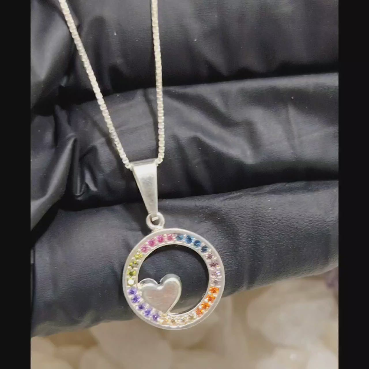 Collar diseño corazón dentro de circunferencia con microcircones