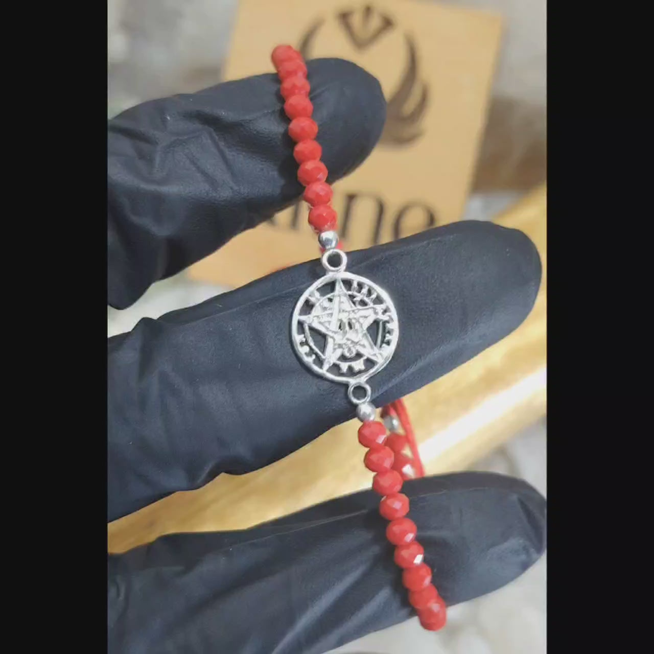 Pulsera de protección de hilo rojo conector Tetragrámaton