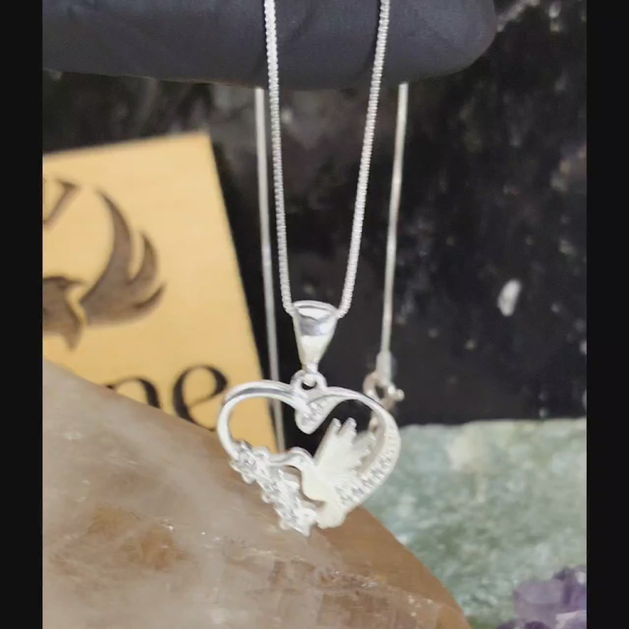 Collar con dije de colibrí corazón con circones traslúcidos
