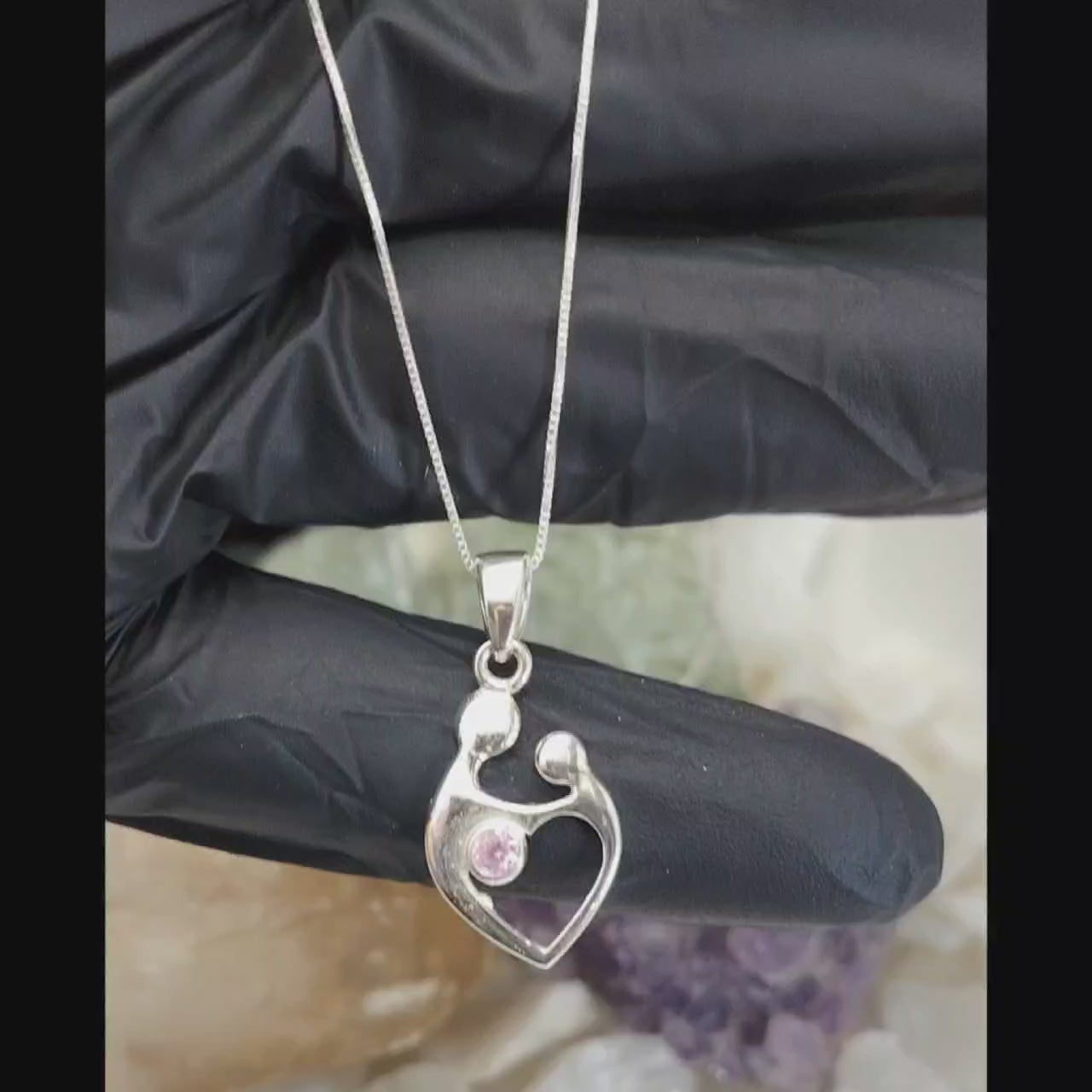Collar con dije mamá e hijo en forma de corazón