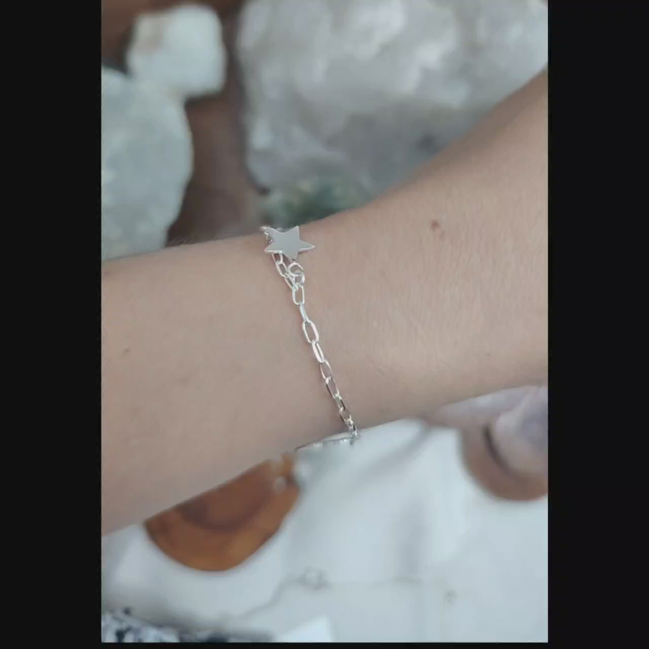 Pulsera con chiches de mariposa y estrellas