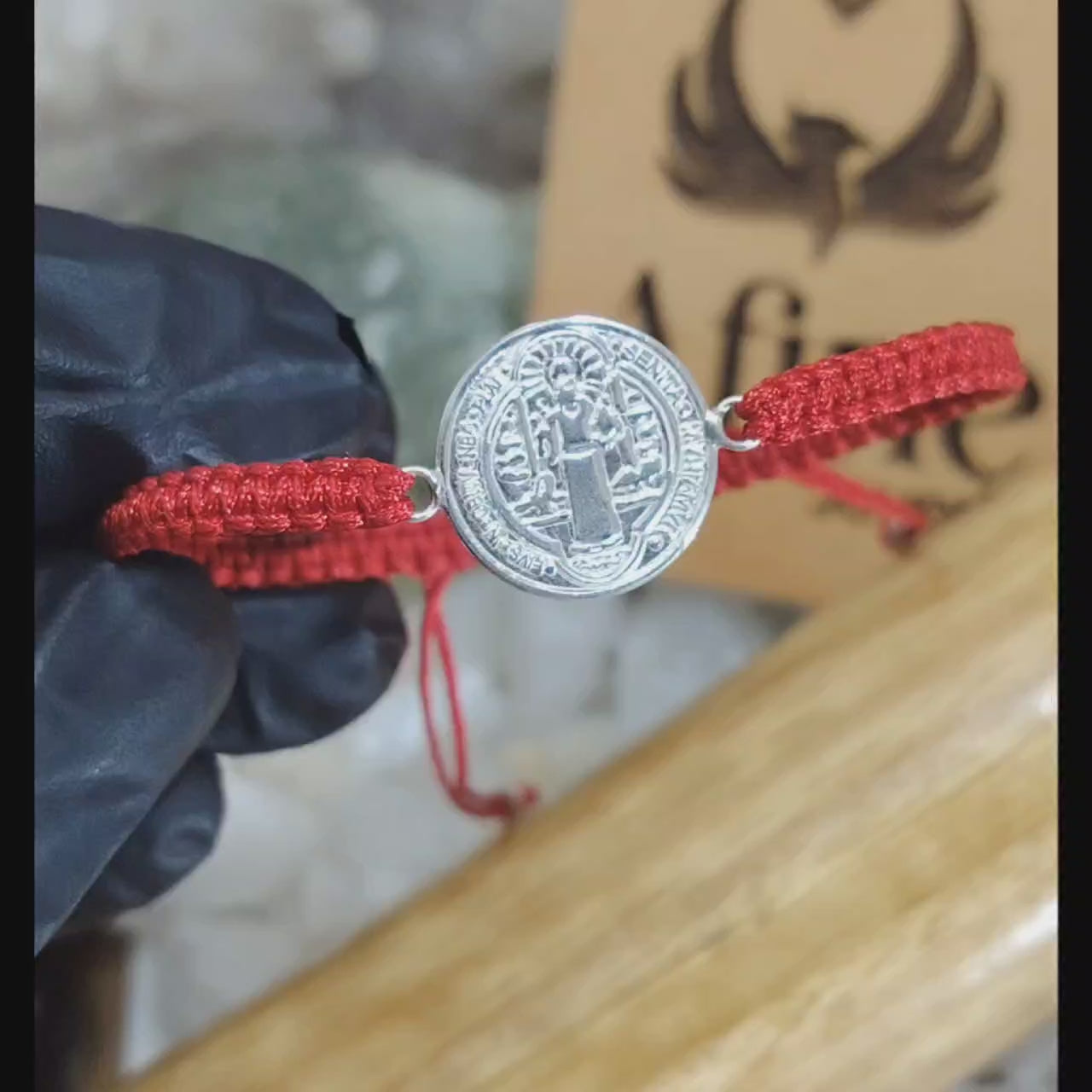 Pulsera de protección hilo rojo conector San Benito