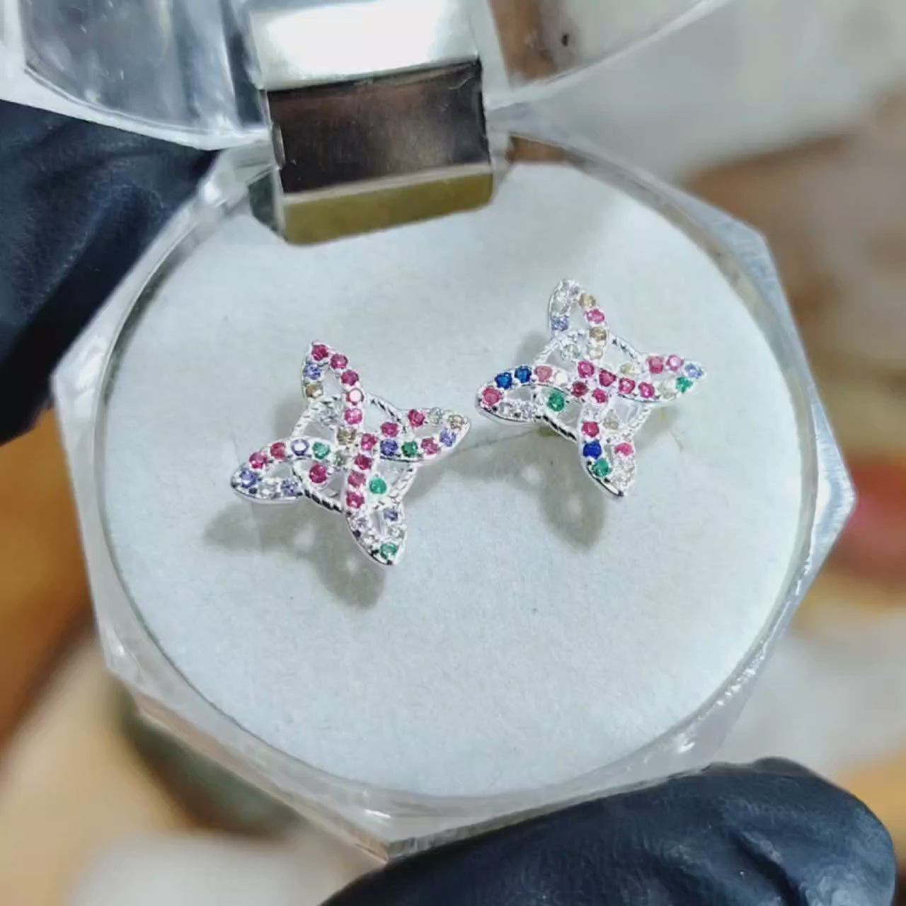 Aros pegados Nudo de Bruja con incrustaciones Multicolor.