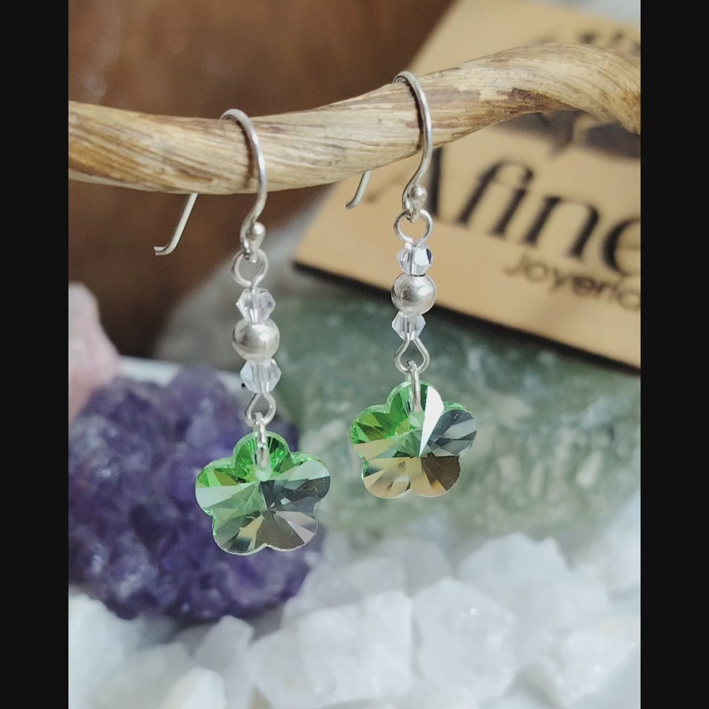 Aros largos de plata flor de cristal traslúcido verde