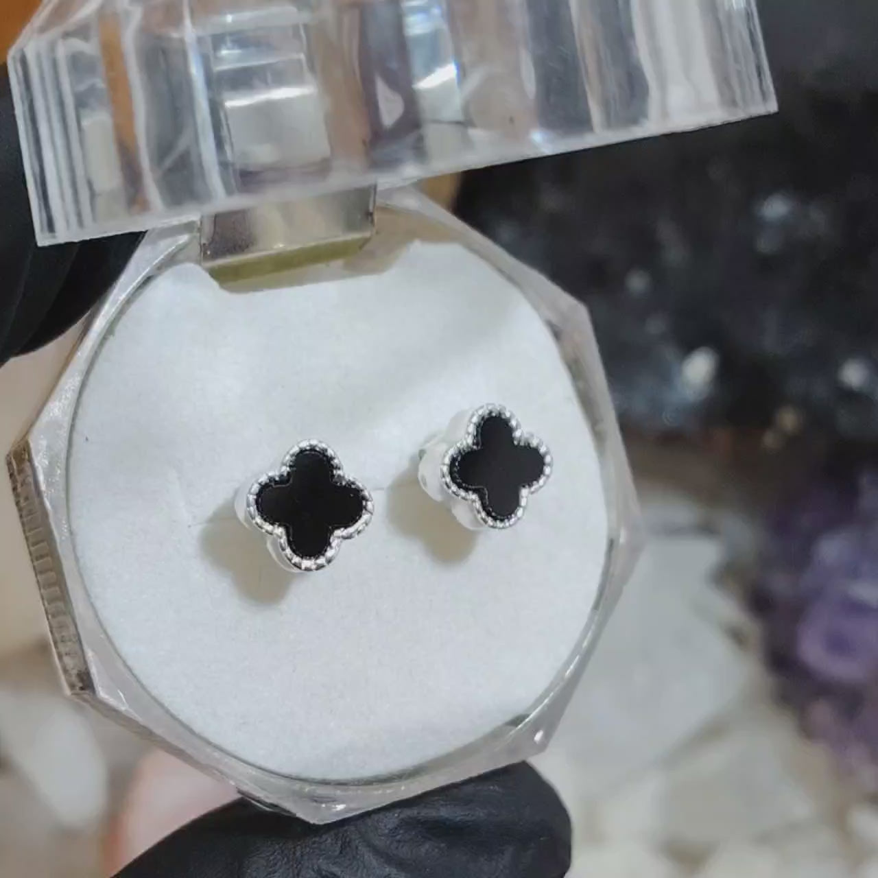 Aros pegados Trébol diseño Van Cleef esmaltado negro.