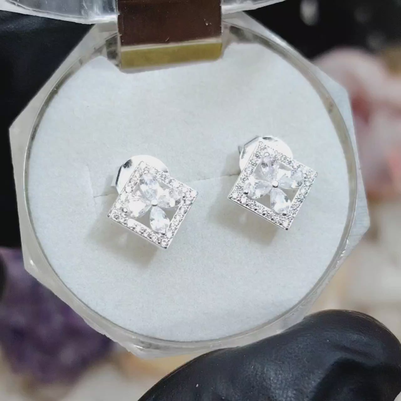 Aros pegados Rombo floral con incrustaciones de cristales.