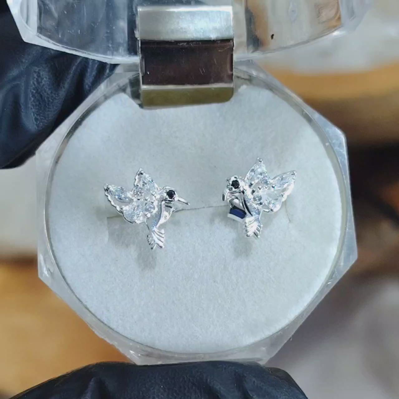 Aros pegados Colibrí con cristales traslúcidos.