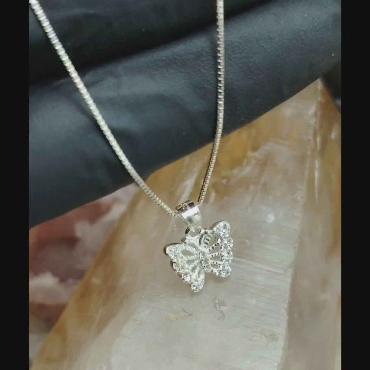 Collar con Dije de Mariposa y micro circones 45 cm