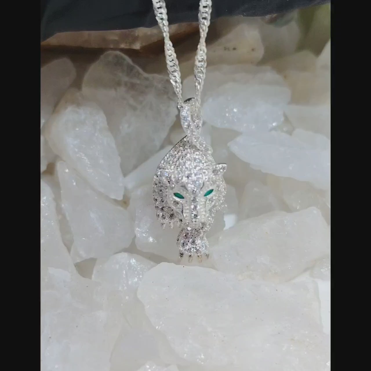 Collar con dije pantera de cartier incrustada con microcircones