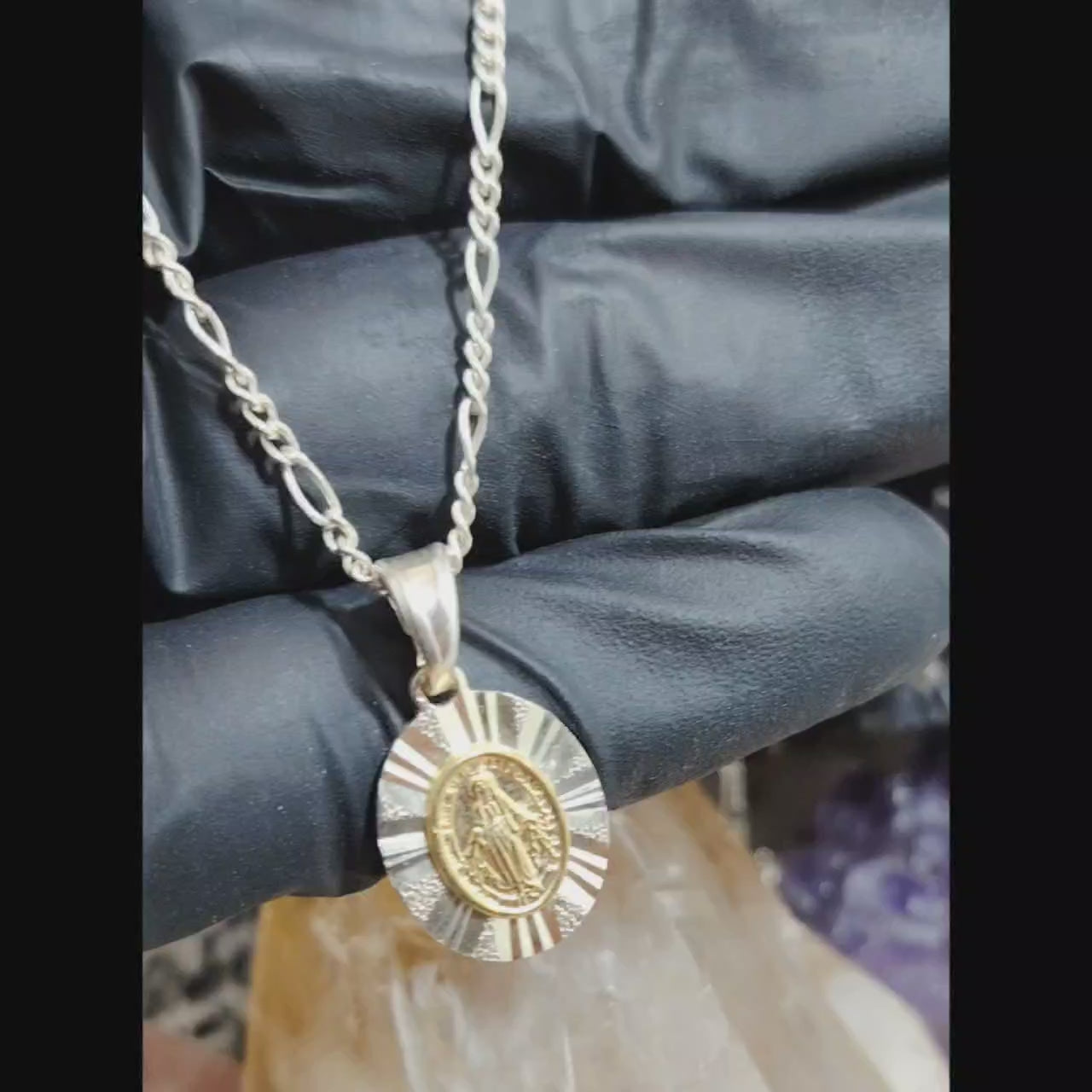 Collar con Dije Virgen María laminado con oro cadena Cartier 50 cm
