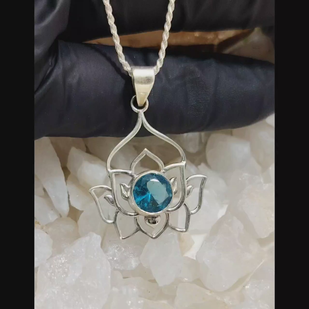 Collar flor de loto con circón celeste