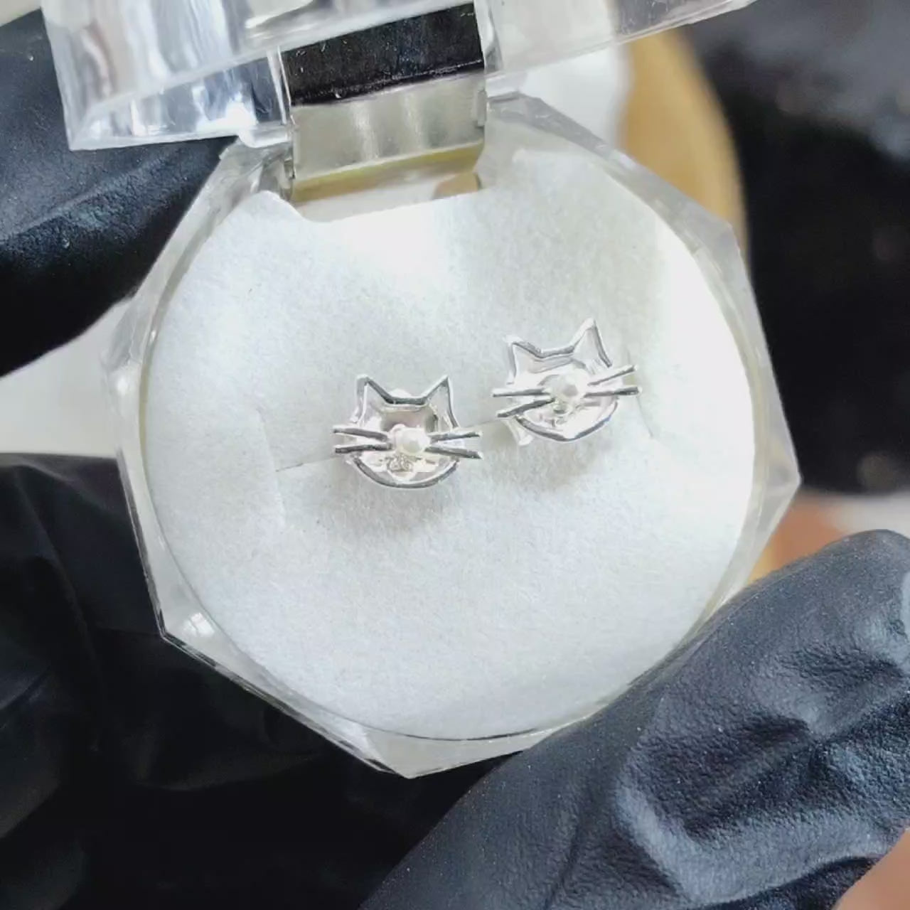 Aros pegados  Cara de Gato con perla blanca.