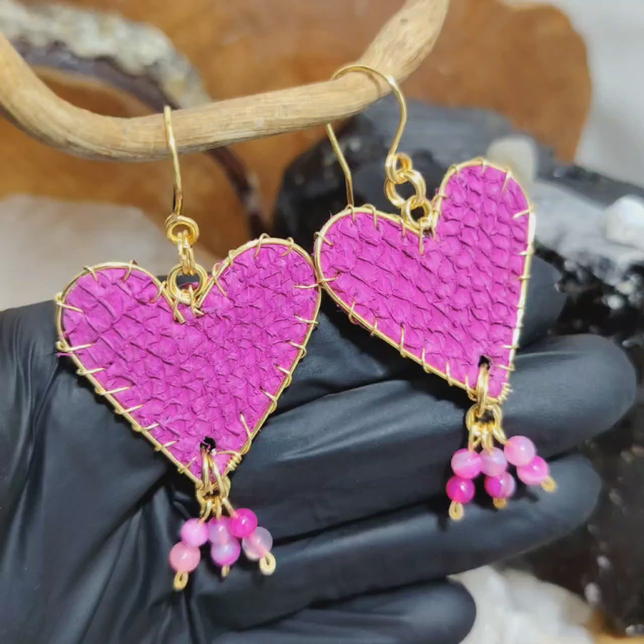 Aros largos corazón fucsia de cuero de salmón bañado en oro