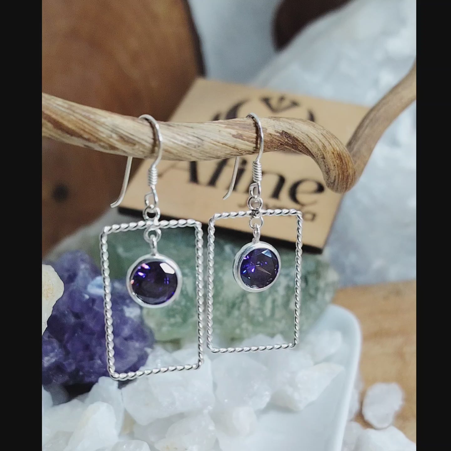 Aros largos de plata figura cuadrada con cristal amatista