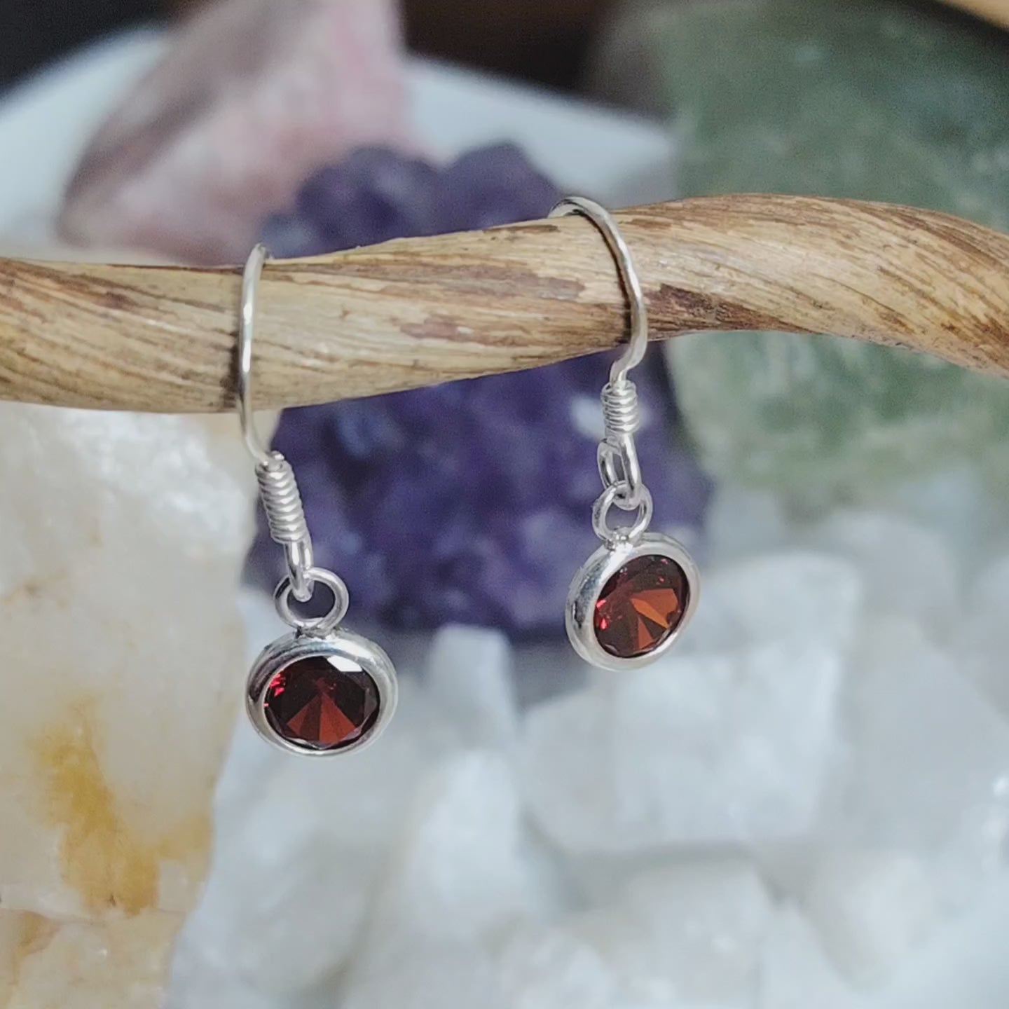 Aros semi largos de plata punto de luz cristal rojo