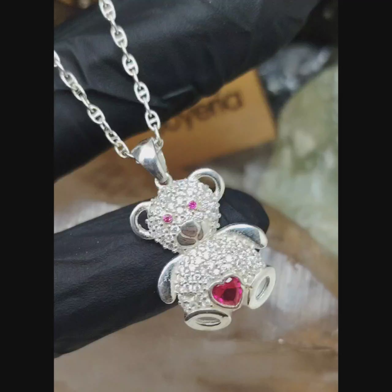 Collar dije de oso incrustado con micro circones traslucidos corazón de cristal fucsia