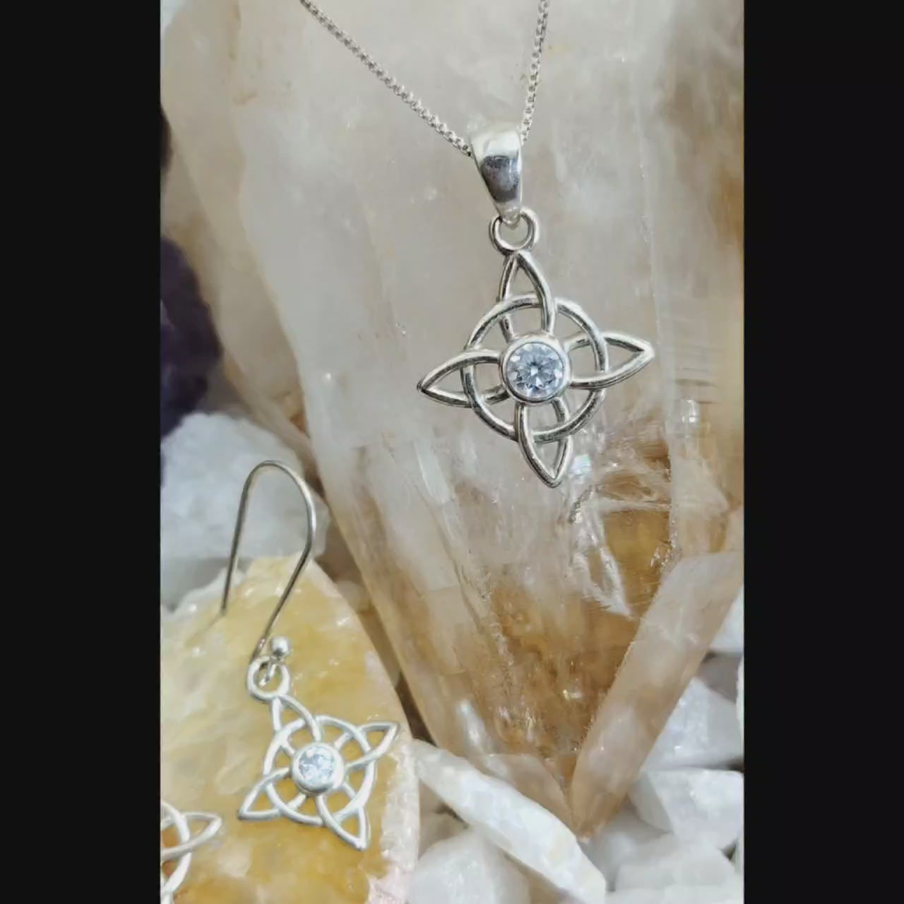 Conjunto Nudo de Bruja con Cristal traslúcido.