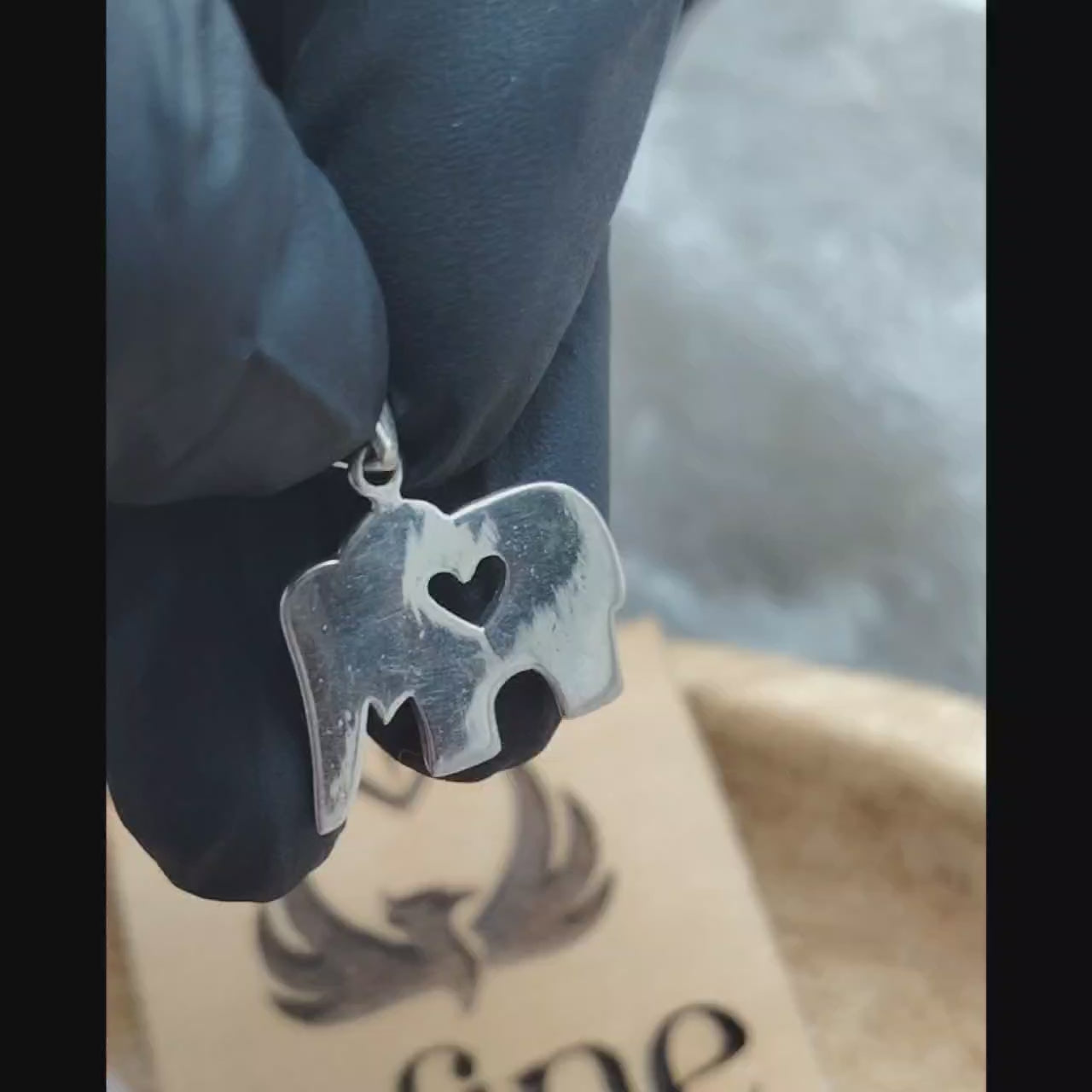Dije Elefante calado de plata lisa.