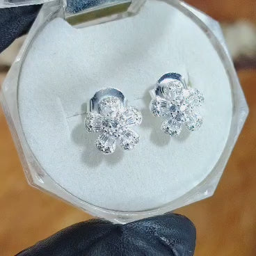 Aros pegados Flores con incrustaciones traslúcidas.