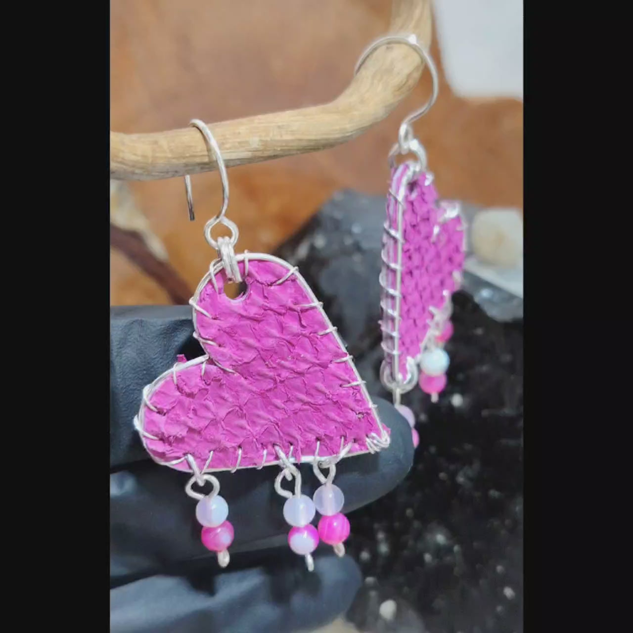 Aros largos corazones fucsia de cuero de salmón con baño de plata