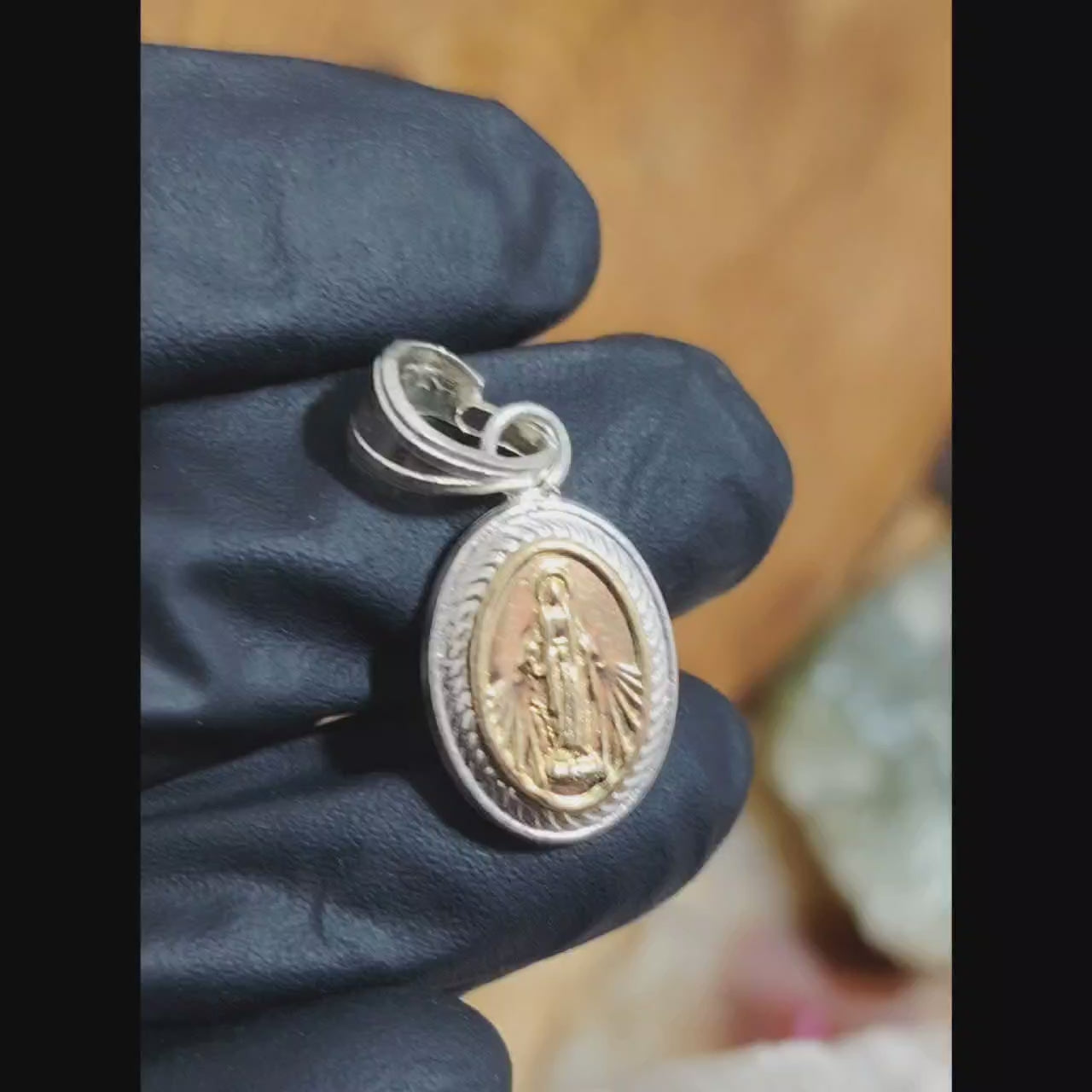 Dije Virgen María reversible laminado con oro.