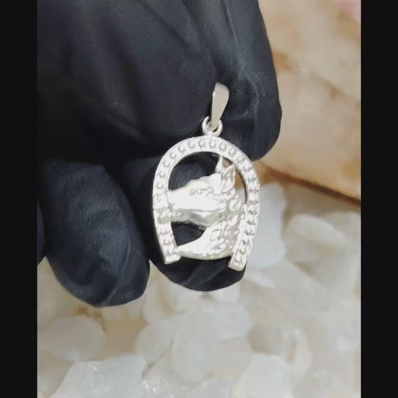 Dije figura caballo con herradura