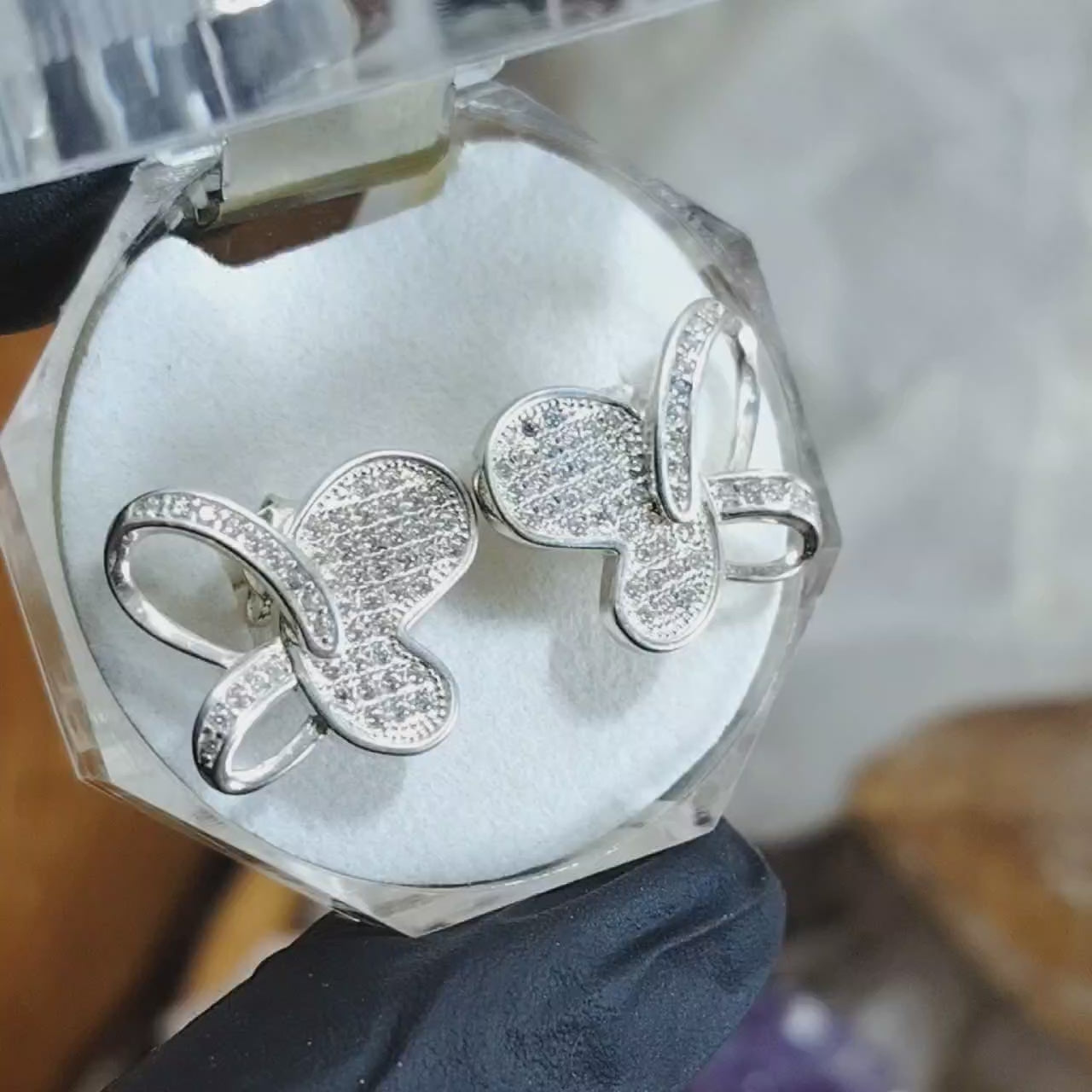 Aros pegados Mariposa con micro circones traslúcidos grandes.