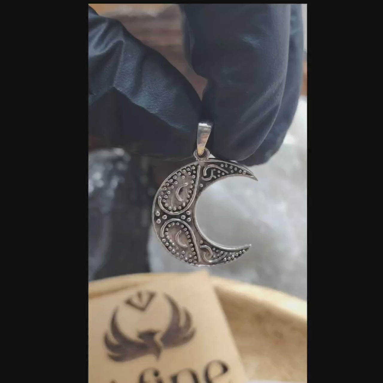 Dije Luna de plata envejecida.
