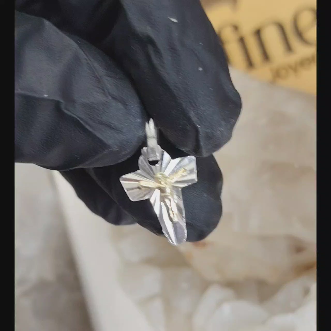 Dije crucifijo laminado con oro pequeño