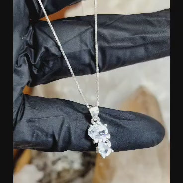 Collar con dije Gatito cristales traslucidos.