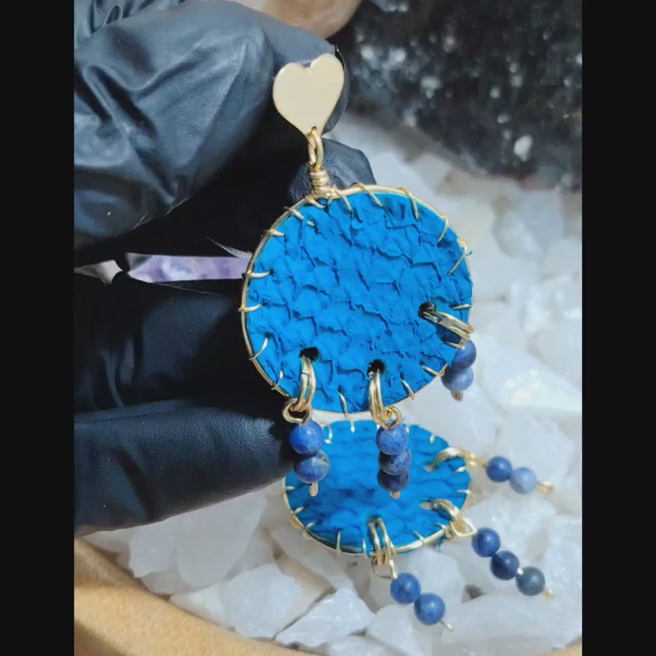 Aros largos circulares calipso intenso de cuero de salmón bañado en oro
