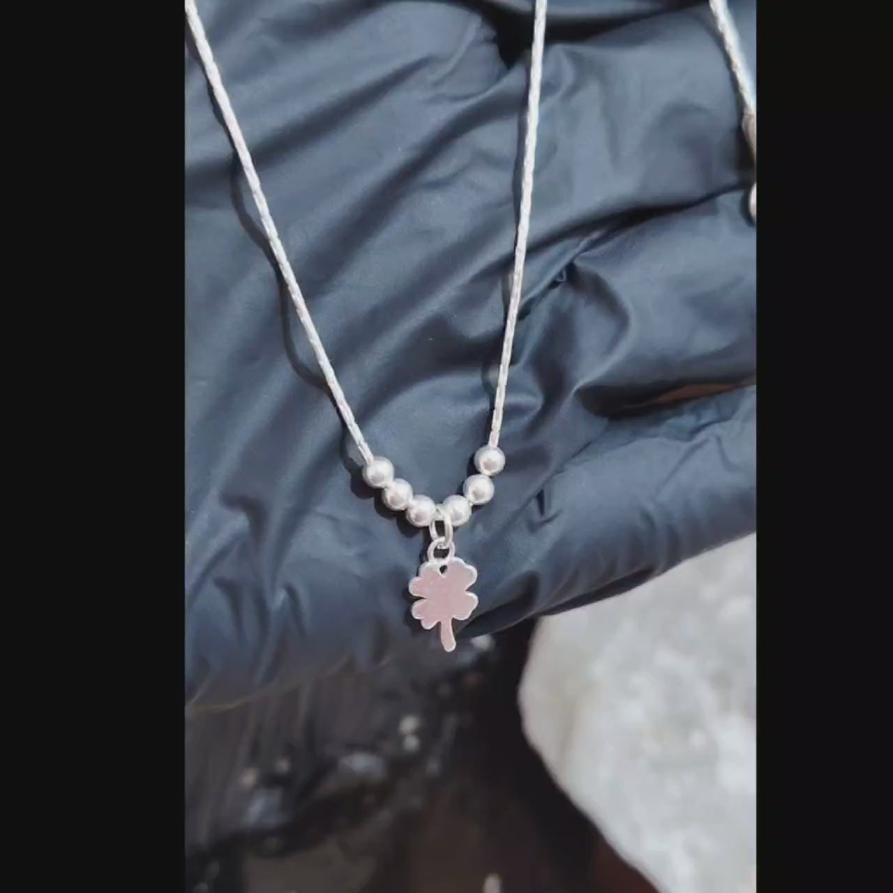 Collar con Esferas y Trébol de la buena  48 cm