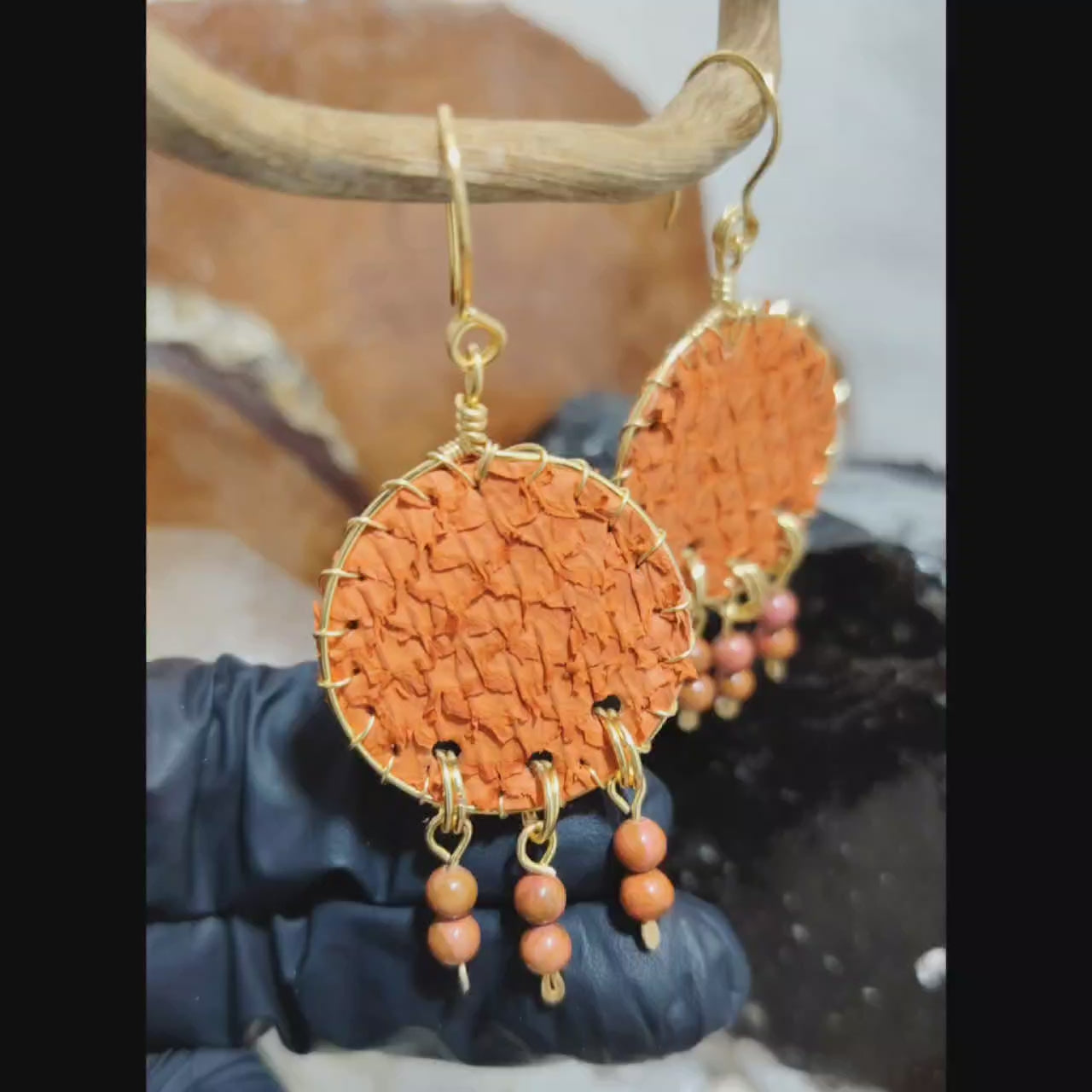 Aros largos circulares naranjos de cuero de salmón bañado en oro