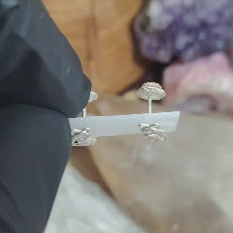 Aros atornillados Gatitos con cristal rosado.