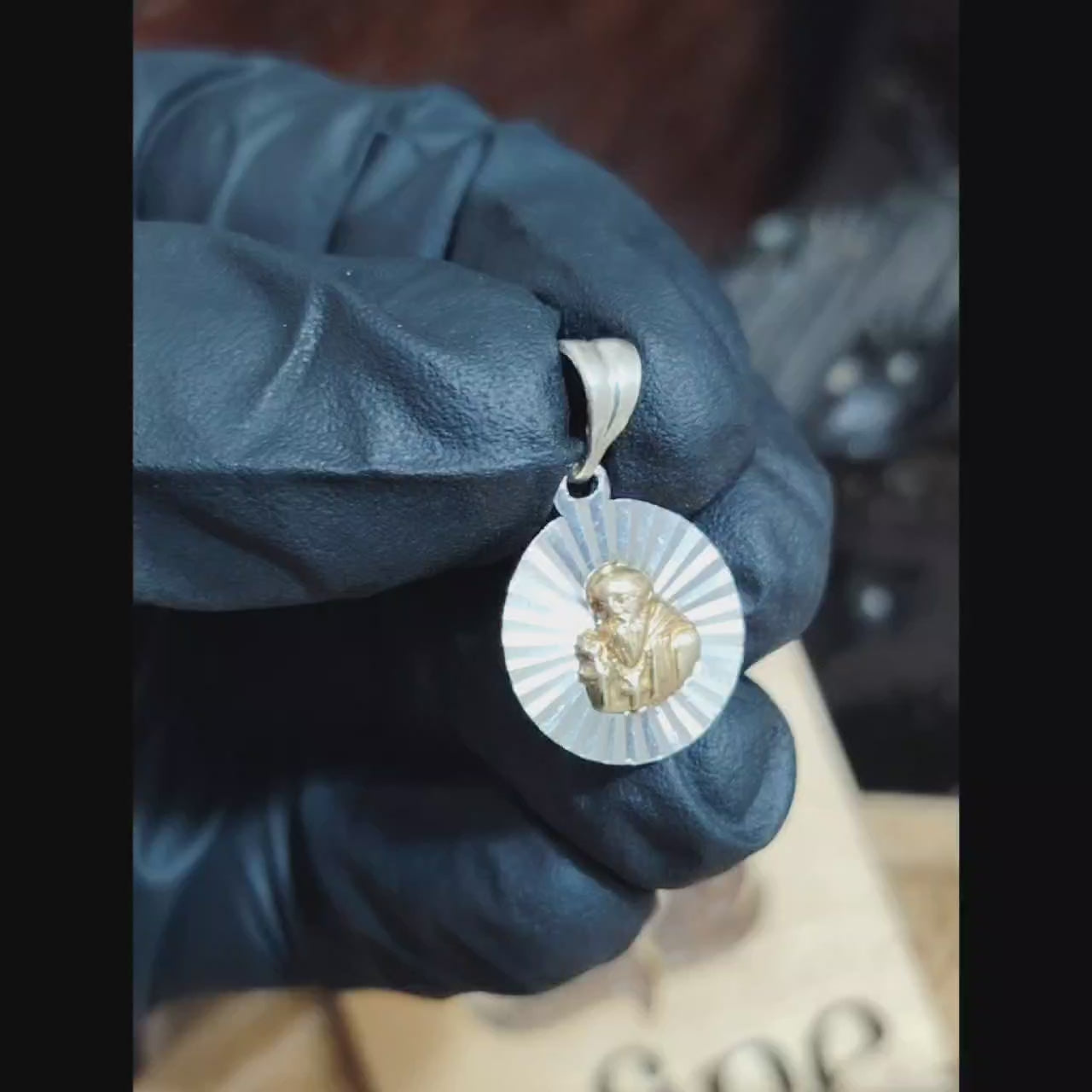 Dije San Benito laminado con oro.