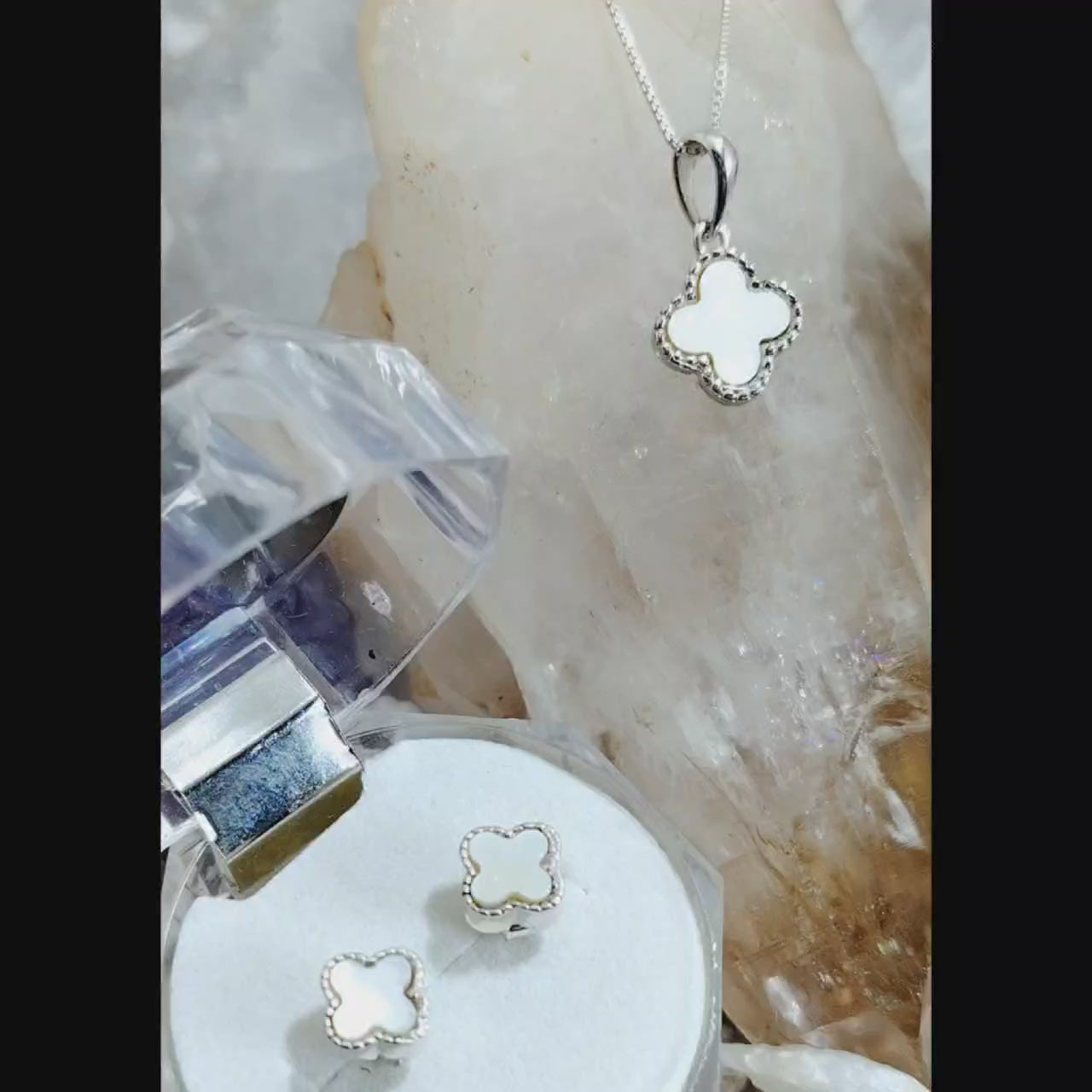 Conjunto Trébol diseño Van Cleef de Nácar.