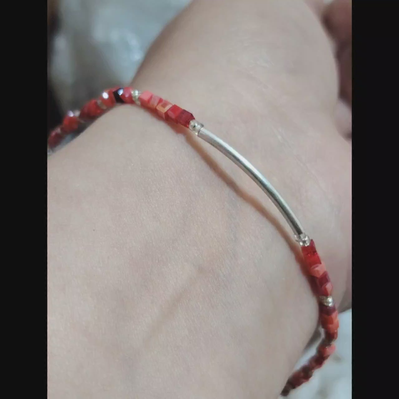 Pulsera con Cuencas de Cristales rojos en degrade.