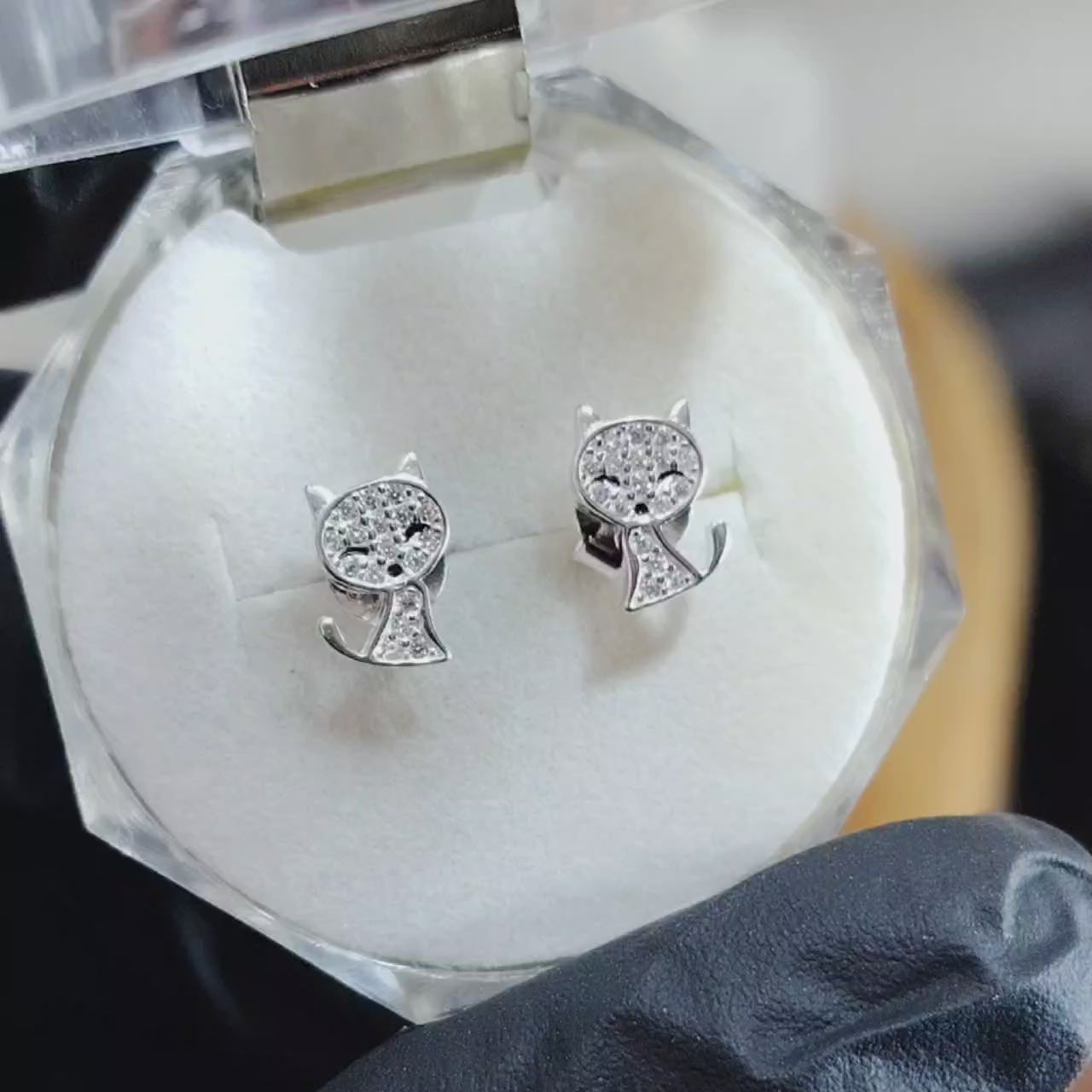 Aros pegados Gatos incrustados con microcircones.