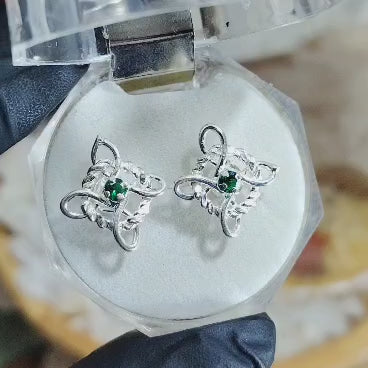 Aros pegados Nudo de Bruja con cristal verde.